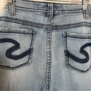 Silver Suki Capri Women’s Jeans, SZ 22, distressed for your comfort!